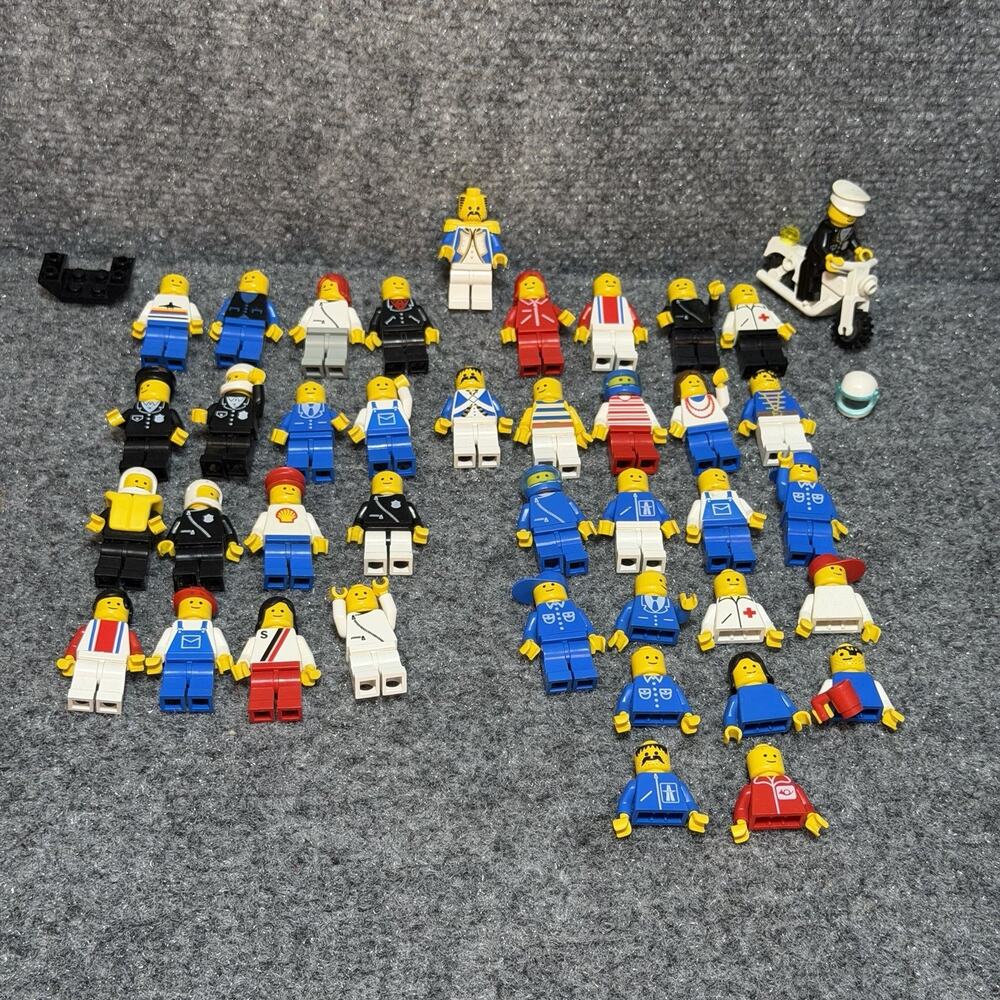 Vintage 1980 - 1990's Lot of 40!! LEGO Minifigures + Accessories, Parts - Rare